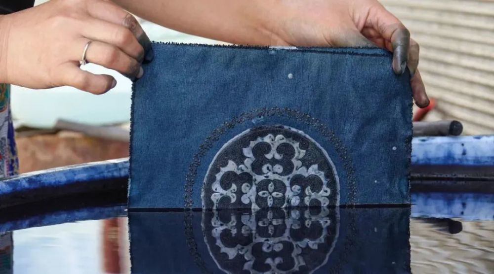 织金苗族蜡染原料及工具的选择,运用十分讲究,蜡材以石蜡,蜂蜡为主;染