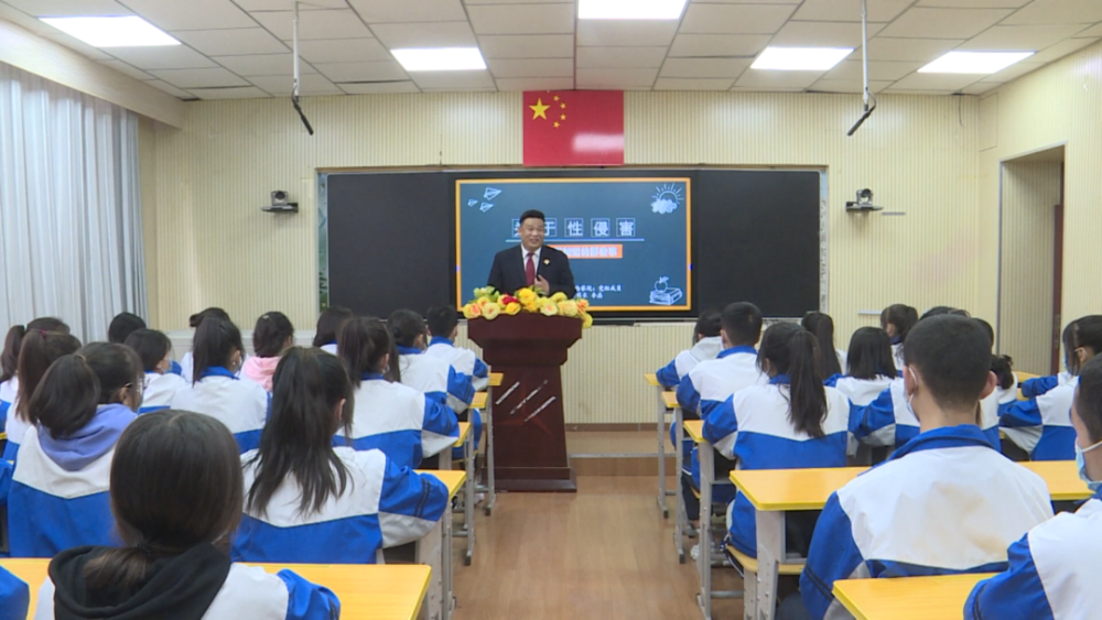法治进校园库车市第四中学开展法治宣讲活动