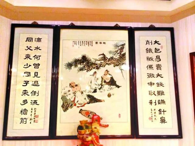 大同酒家沿江路老店的门前曾有一副对联﹕"大包易卖,大钱难赚,针鼻削