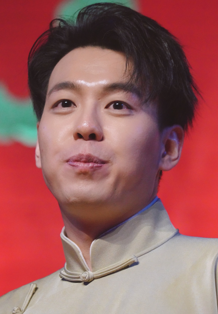 德云社演员在剧场演出不严谨靳鹤岚上桌子演关羽把相声当儿戏