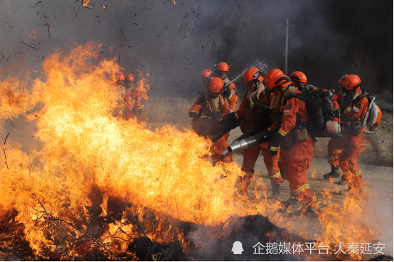 延安駐防隊伍應對森林火災高發期森林消防員開展實戰滅火演練