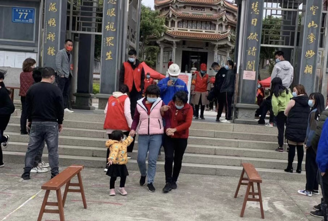 莆田东庄莆头小学党员教师志愿者积极参与核酸检测志愿服务活动