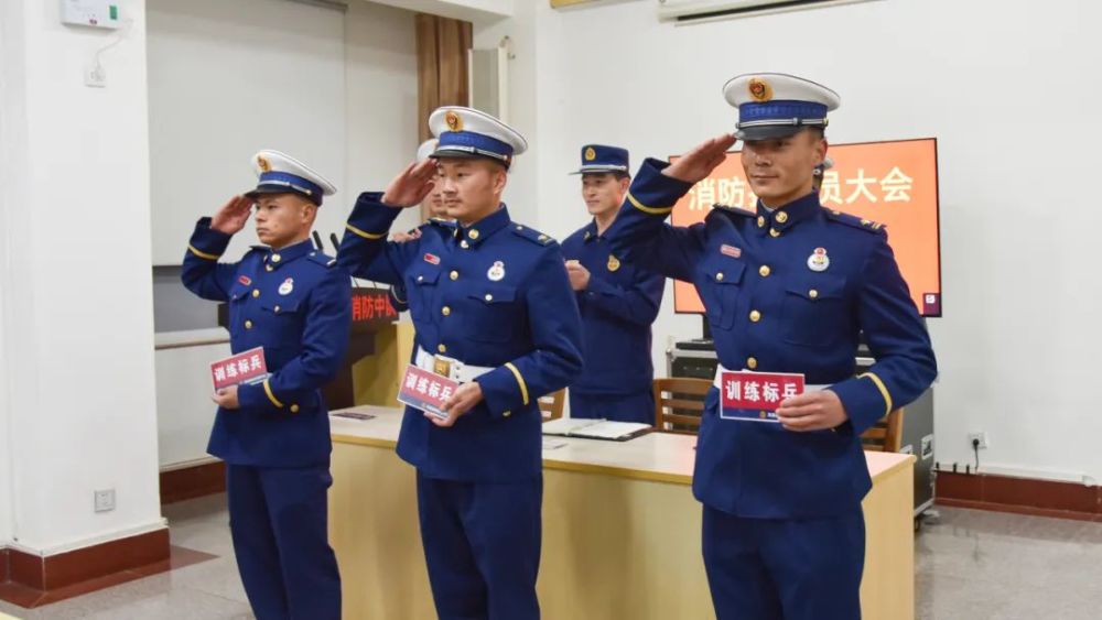直击基层|预备消防士连续三月获得"训练标兵"_腾讯新闻