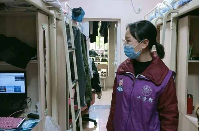 大学寝室是区别于初,高中寝室的,对于同学来说这相当于拥有了一个自己