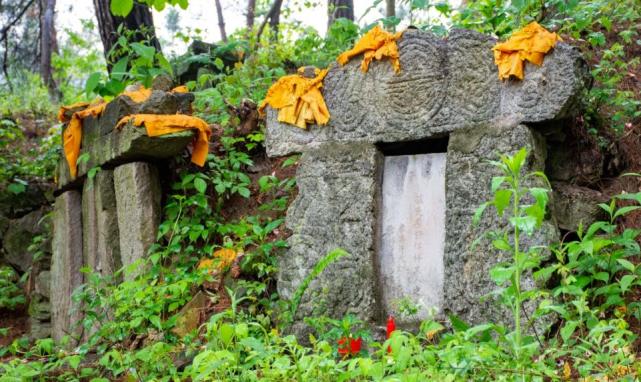 许世友长子许光之墓:距离将军墓不足10余米,鲜有人知