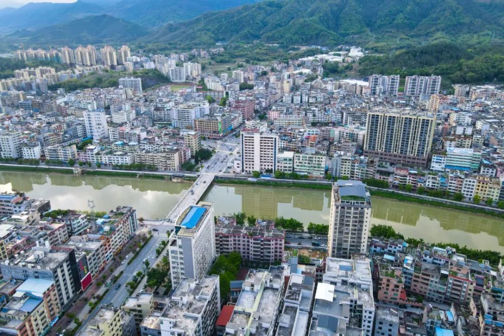 广东韶关有座县城与广州惠州河源交界风景美气候好适合养老