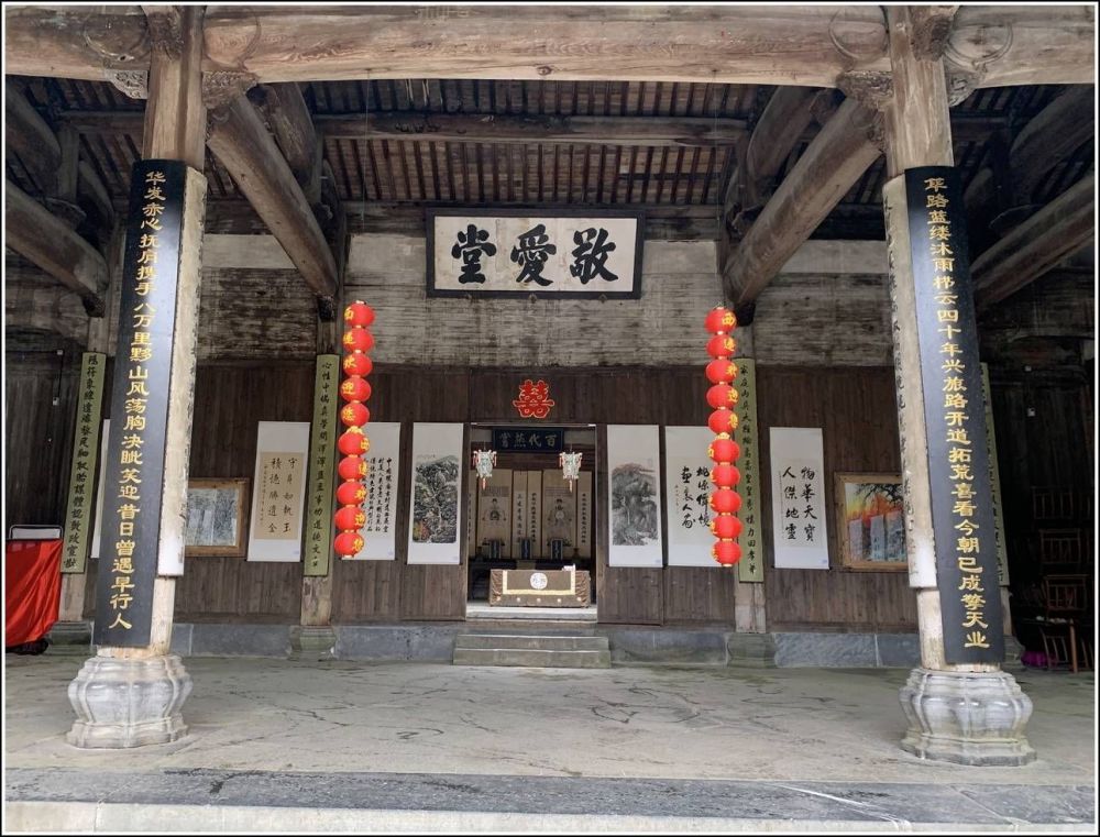 北宋庆历七年(公元1047年,胡氏先祖胡士良途经西递,见其地群山环抱