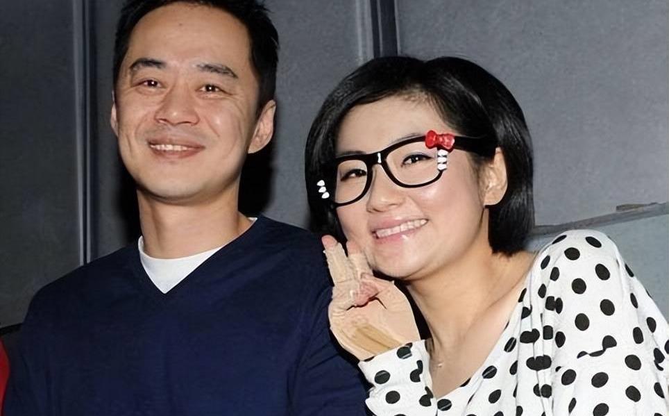 selina以前的老公是律师,因为拍戏烧伤,导致两人过着无性生活,后来