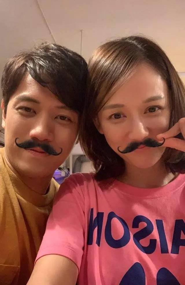 42岁陈乔恩与男友alan登记结婚,挽手合影笑容幸福甜蜜