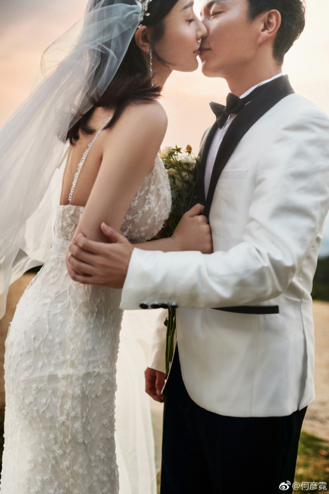 后经朋友介绍,何彦霓26岁就嫁给了谢苗,13年他们的女儿糖豆出生了,一