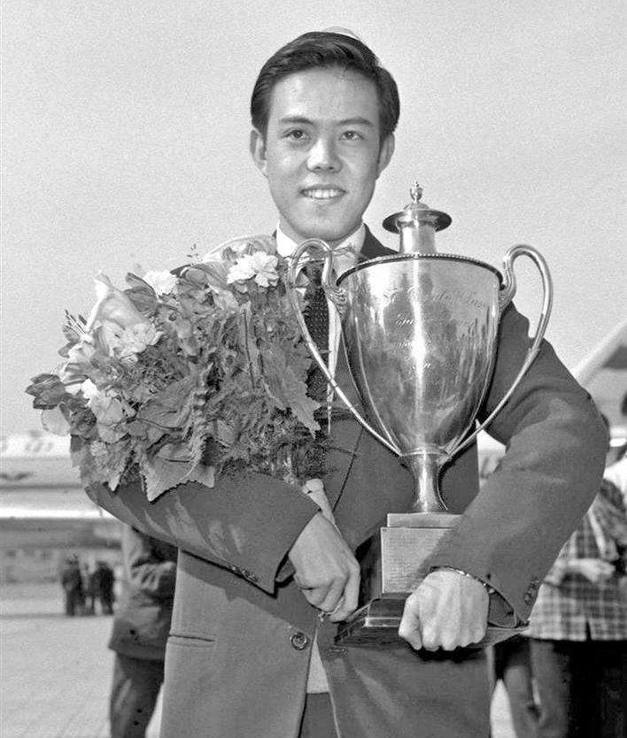 为中国取得世界首冠的容国团不忍受辱和疾病的折磨31岁自杀了