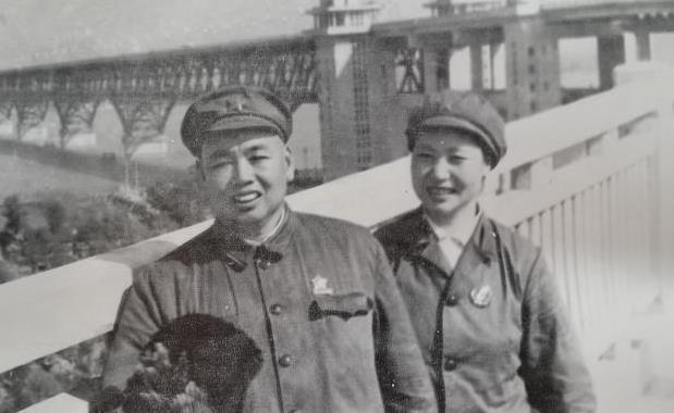 许世友落难雷明珍选择离婚几十年后有事相求许世友慨然应允