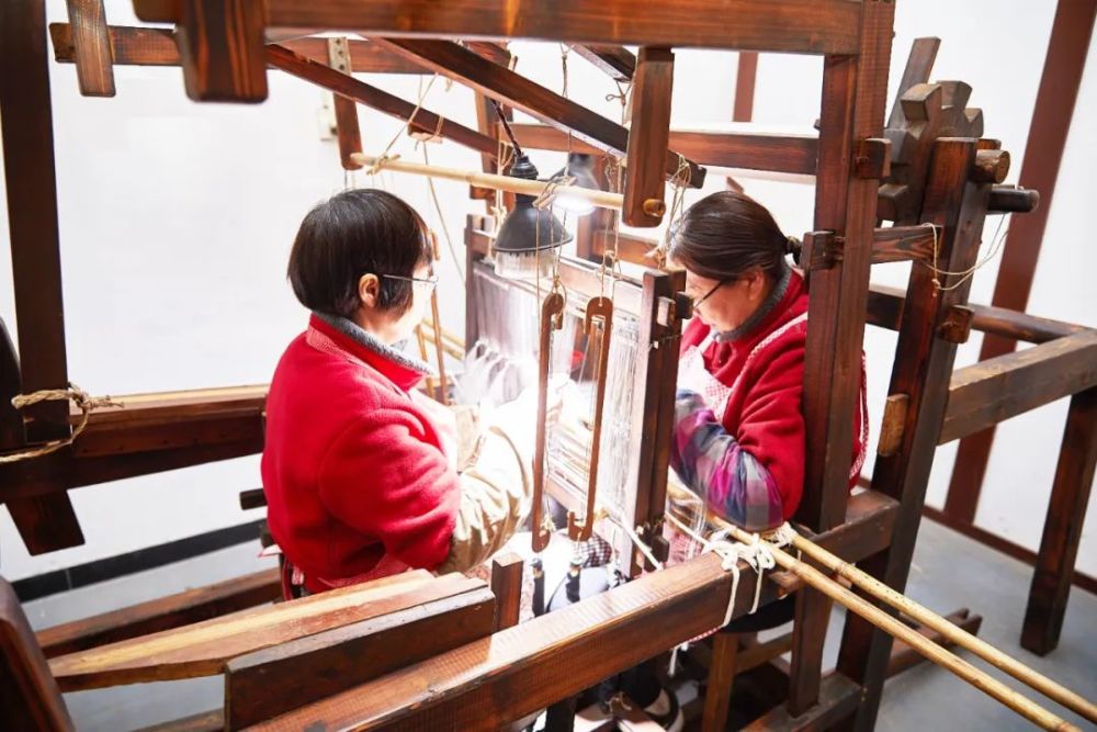 杭州福兴丝织厂作为杭罗织造技艺的传承和保护单位,其织就的杭罗更是