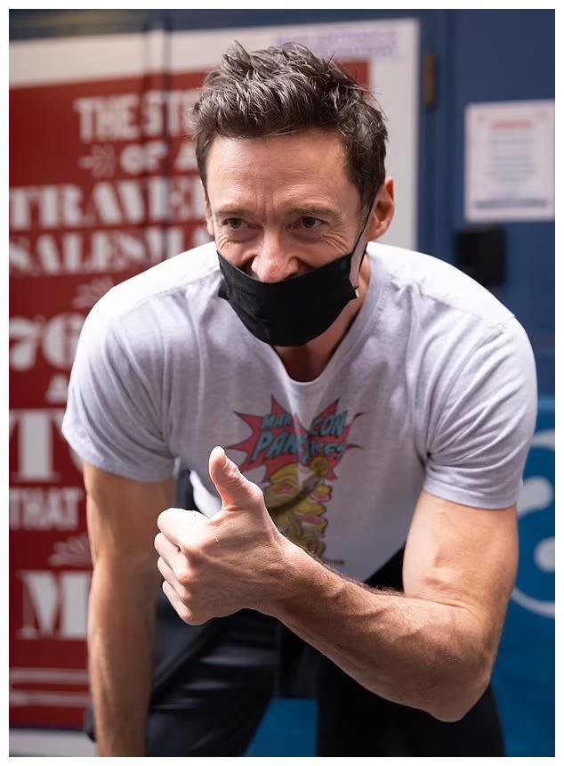 53岁休杰克曼举铁手青筋暴起肌肉快撑爆衣服发量浓密如小伙