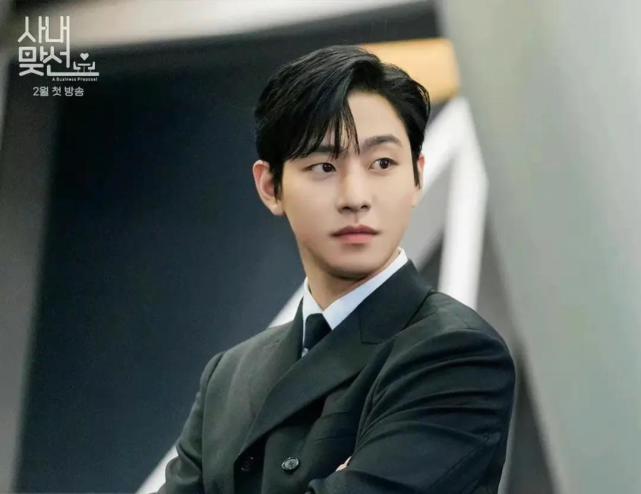 始祖鸟安孝燮整容后颜值回春王嘉尔的铁哥们儿