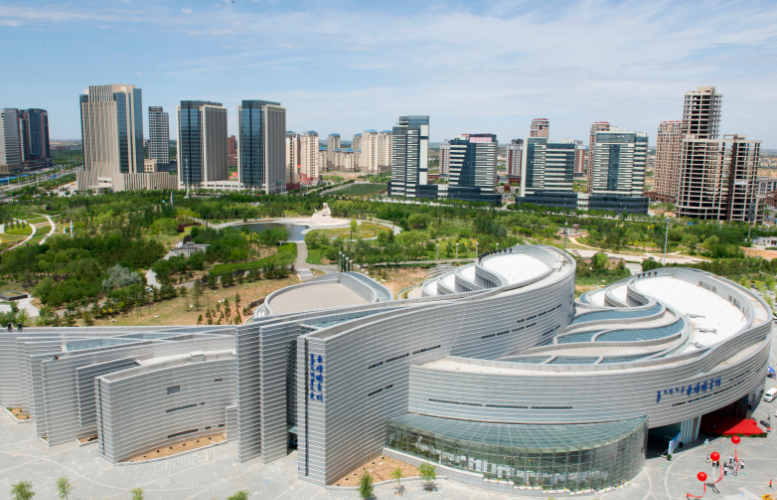 百名摄影师聚焦新时代图片巡展在内蒙古鄂尔多斯市东胜区图书馆开展