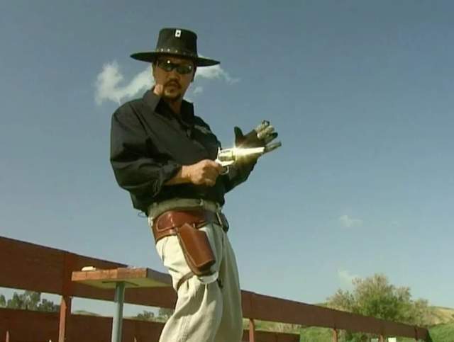 而他所做的一切:牛仔套装,腰挂左轮,瞬发射击,正是正统拔枪术的基本