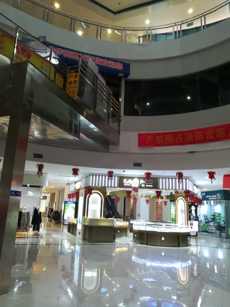 桂林高铁站对面的这个商场一楼很多放空三楼以上就是清水房了