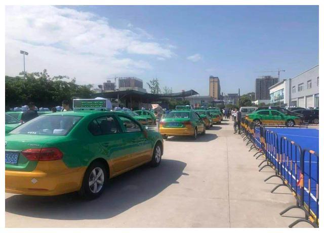 "开滴滴啊",看看满街的空载出租车,滴滴谁啊?