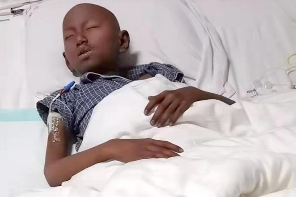 男孩患血癌做骨髓移植出仓时眉毛变白皮肤变黑妈妈我都认不出他了