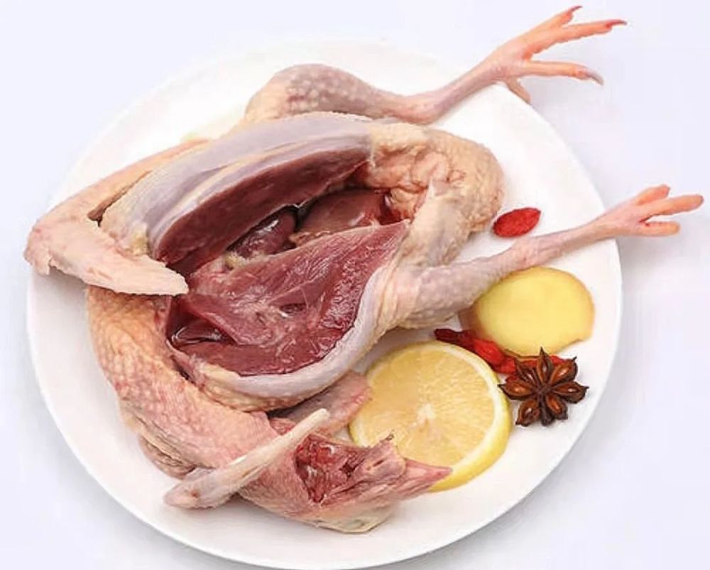 4,用泡沫箱装,在装之前把冻鸡用保鲜膜包好,再用 干净的不要的厚保暖