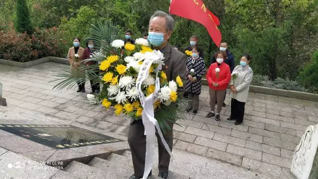 昨日对越自卫反击战花湖籍英雄刘恩松烈士碑前举行了文明祭扫活动