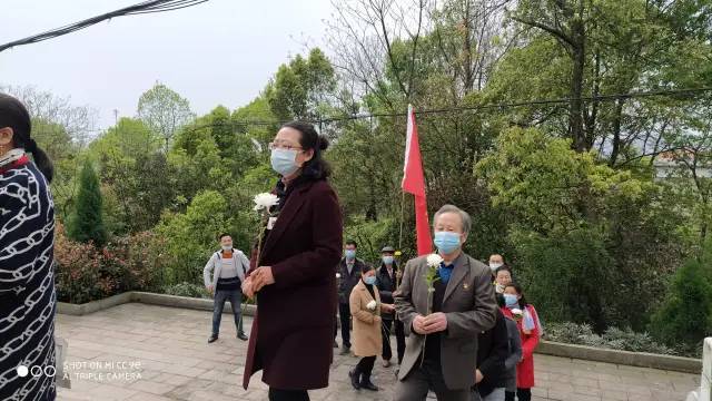 昨日对越自卫反击战花湖籍英雄刘恩松烈士碑前举行了文明祭扫活动