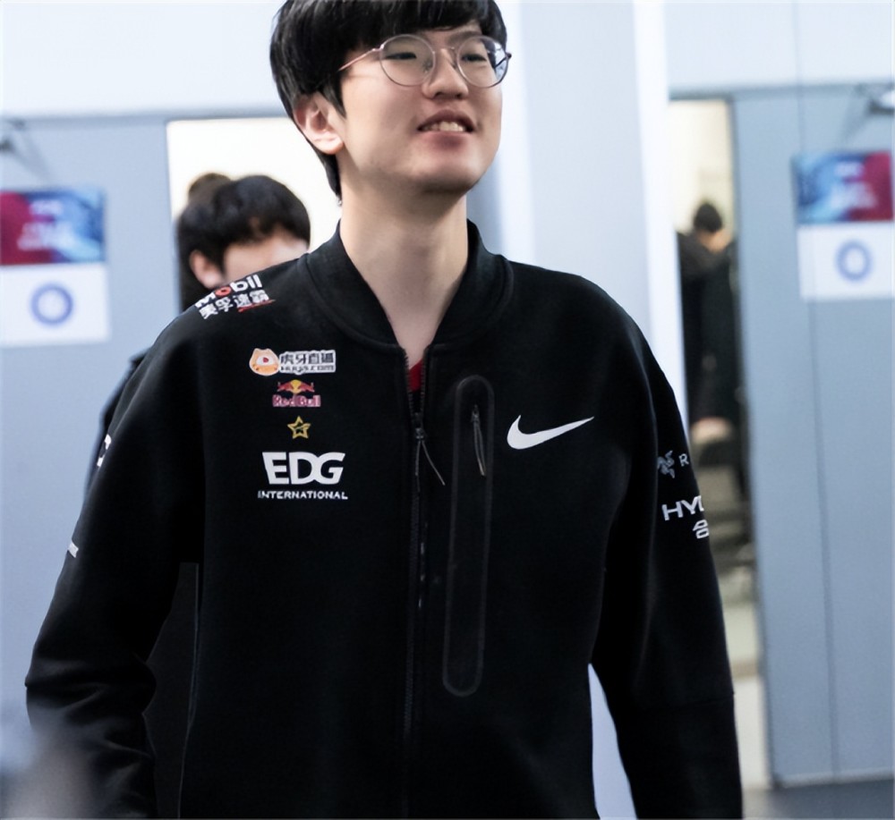 被淘汰的冠军只能吃泡面edg打野杰杰破防下播晚餐太让人难过了