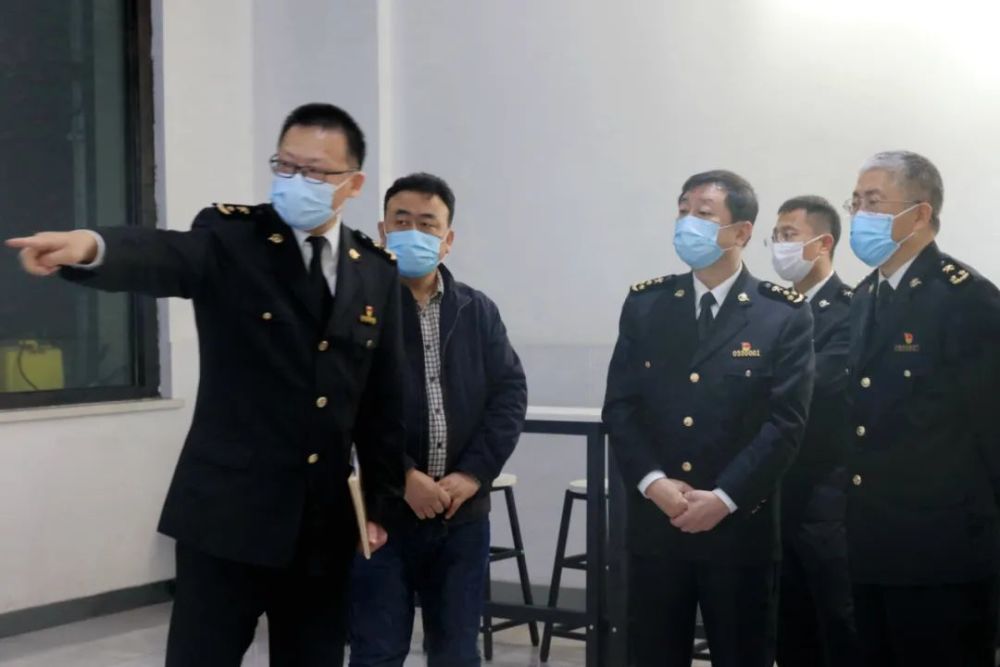 4月1日,拉萨海关关长李晋(右)在技术中心易制毒化学试剂存放室开展