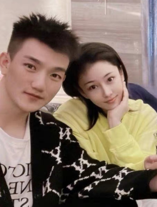 张馨予与老公罕见同框举止亲昵举止甜蜜这样的宠爱让人羡慕