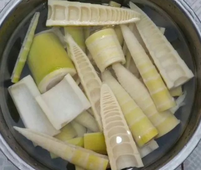 煮笋,别直接焯水!记住这几点,笋鲜嫩脆口,不涩苦,不"咬喉"