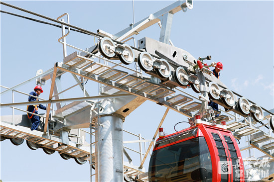 索道采用脱挂式抱索器,轿厢数量达到138个,每个轿厢可容纳8人乘坐