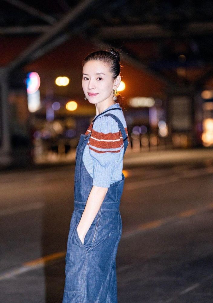 董洁这次穿对了,毛衣配"初恋裤"再扎个丸子头,从阿姨变成姐姐插图6