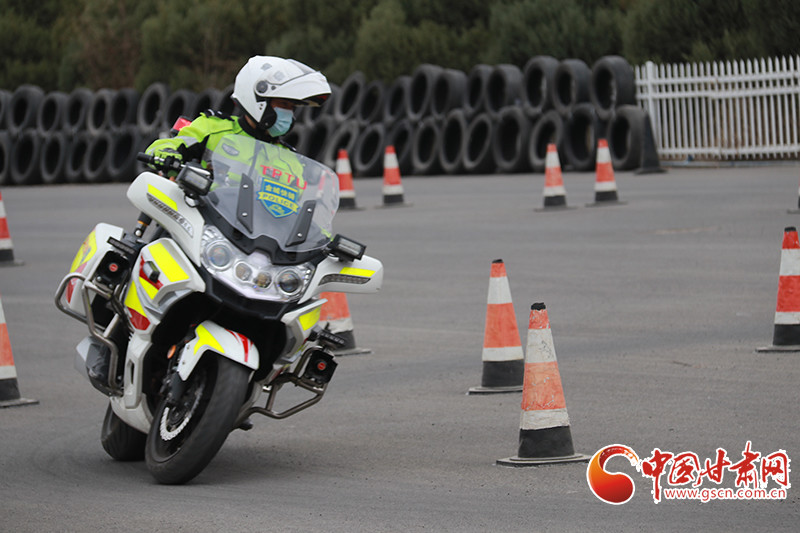 兰州市公安局交警支队城关大队组织快骑队员开展了警用摩托车驾驶专项