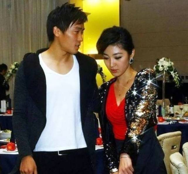 他曾三年换三任女友,前两任分别是东方卫视美女主播何卿和湖南卫视