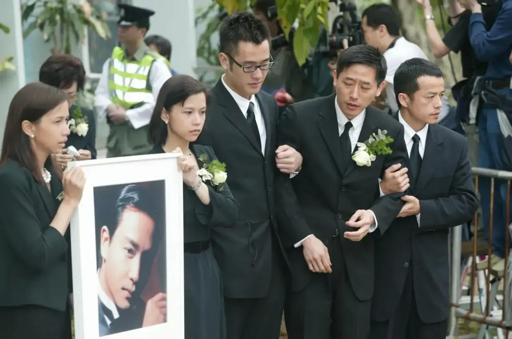 当年张国荣去世都是谁为他扶灵