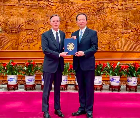 美国新任驻华大使伯恩斯递交国书副本