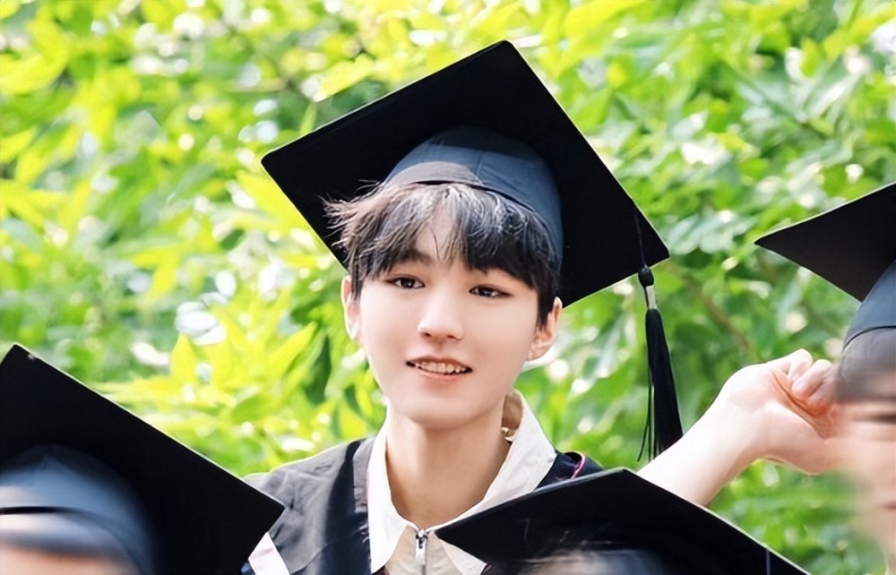 易烊千玺就读湖南师大附中梅溪湖中学,涉嫌"利用明星特权"的事情不