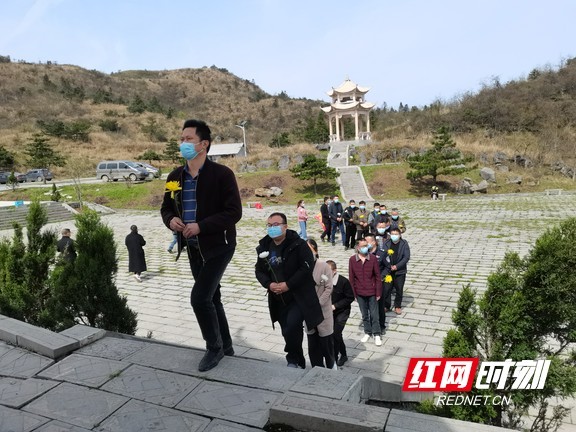 清明时节慰芳魂永顺县松柏镇为烈士扫墓献花