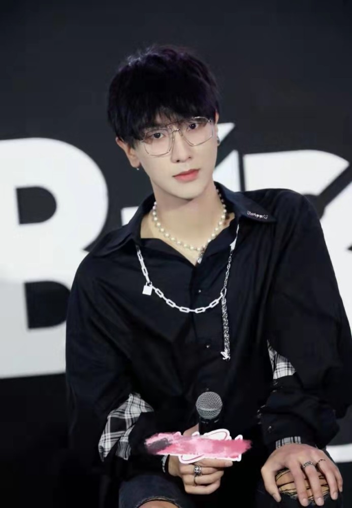 像一些,羊仔,谷江山,锦鲤,轩zone,大薇,大概是因为之前听过《偷偷藏不