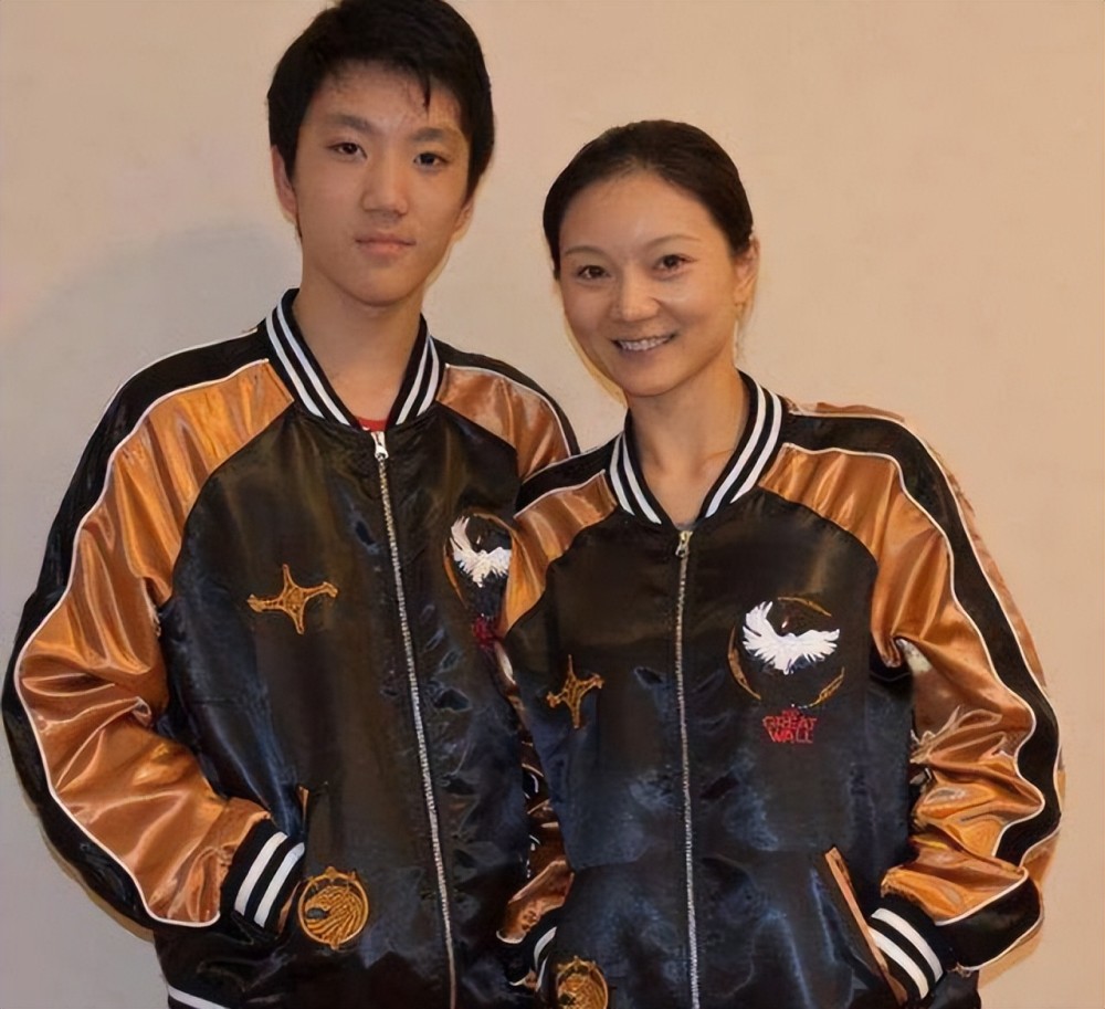 陈婷唉,给张艺谋庆生就庆生吧!晒次子耶鲁大学录取通知书干嘛?