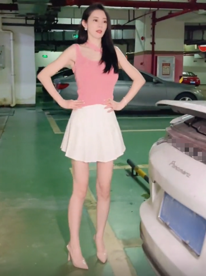 雷宇扬小21岁娇妻近照引关注穿短裙秀身材细腰长腿不像孩子妈