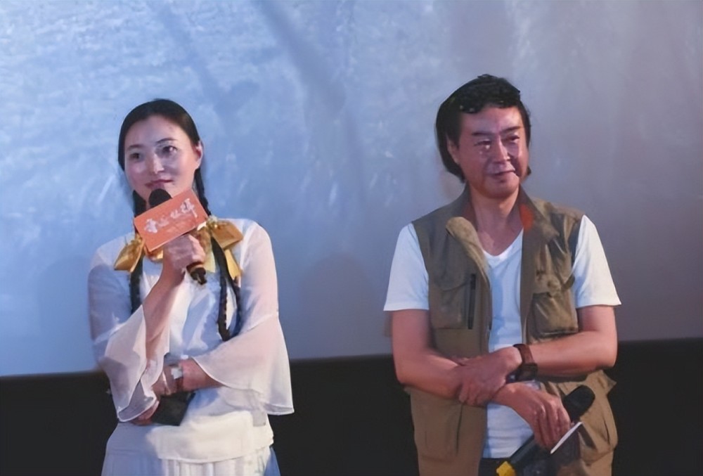 李微漪与亦风李微漪和她的好朋友亦风一起走入了草原深处,他们把格林