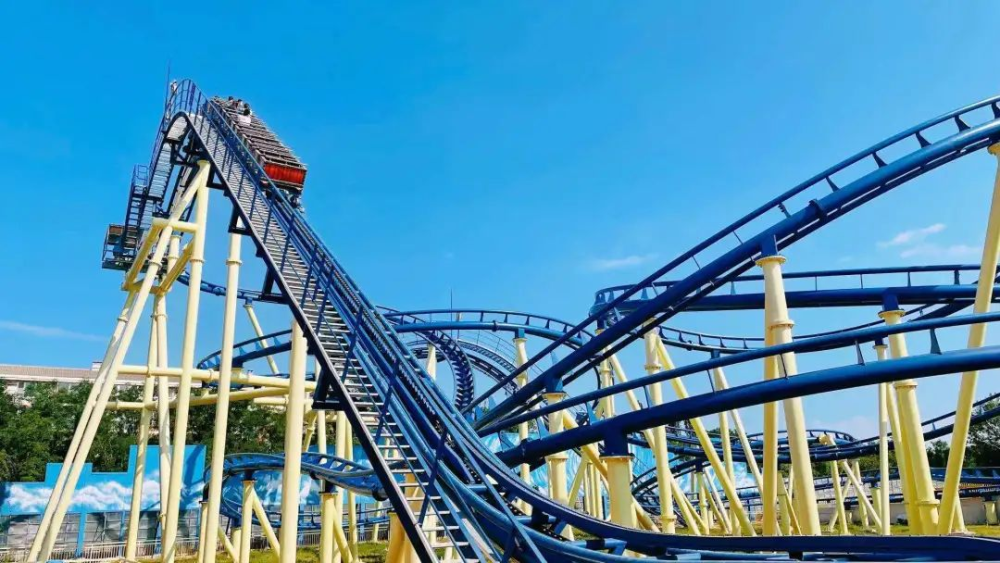 在尖叫声中拥抱快乐随意任性地放飞自我一飞冲天,直上云霄家庭过山车