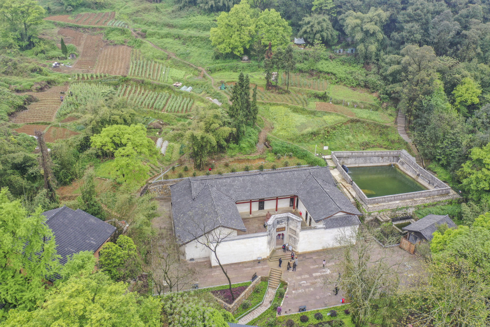 新华全媒传承红色基因参访红岩英烈王朴故居