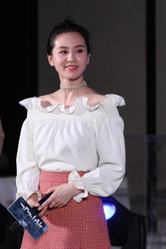刘诗诗这衣服有点显胖了,纯白的造型一般人难驾驭,丸子头挺减龄