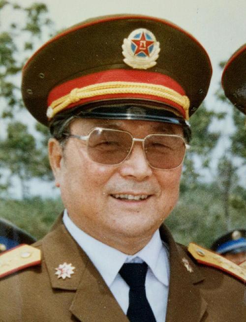 南京军区司令员向守志在路途遭遇黑道挑衅将军说有能耐就试试