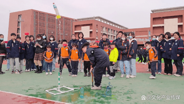 科技之光 心向未来—河南驼人新城学校举办校园科技文化博览会