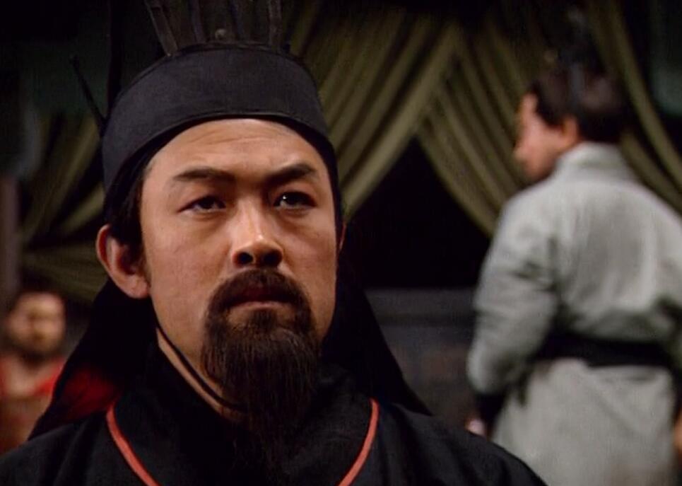 陈宫是个忠心汉室的人,听说曹操要起兵讨伐董卓时,毅然抛弃官位,跟