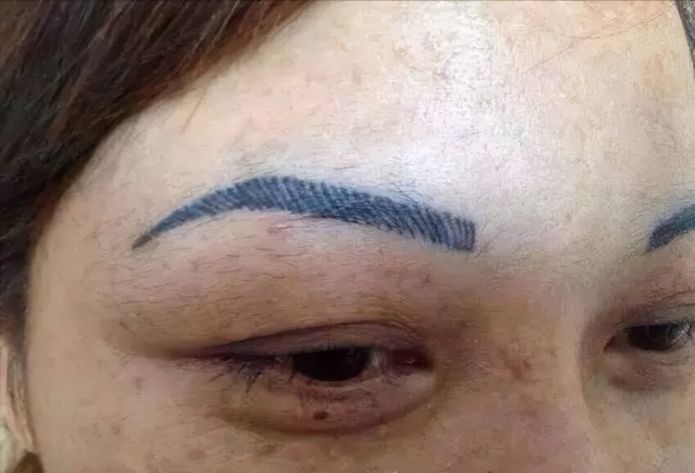 而很多中年女人画眉都画不好看,过浓过粗很显老,而有的人会选择纹眉